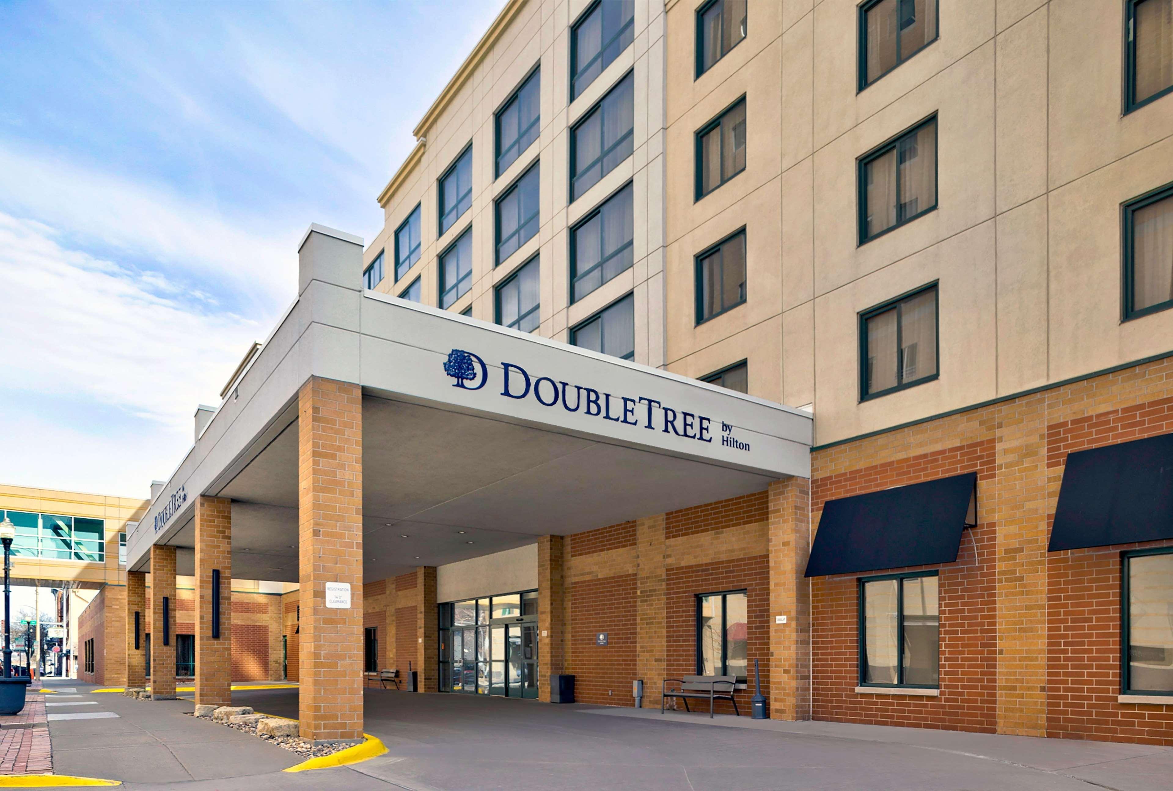 Doubletree By Hilton Davenport Hotel Exterior photo